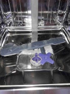 přístup k filtru myčky