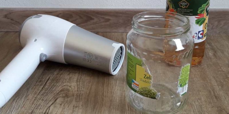 Jak odstranit lepidlo ze samolepky ze skla a nábytku