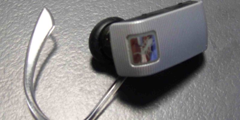 Jak vybrat handsfree do ucha nebo do auta